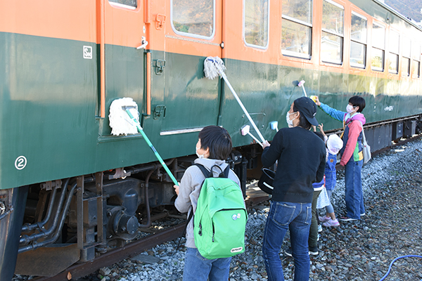 169系電車ボランティア清掃01