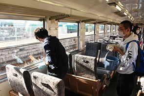 169系電車ボランティア清掃04