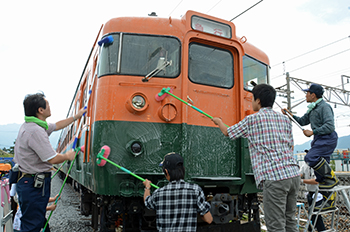 169系電車清掃01