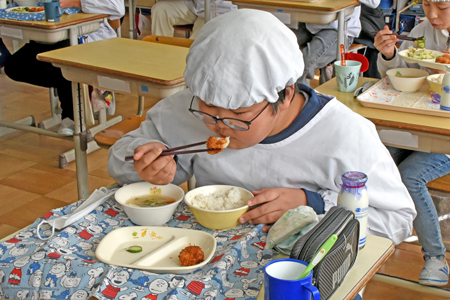 坂小　学校給食01