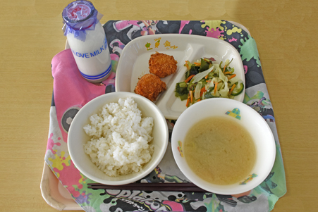 坂小　学校給食02