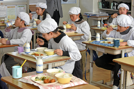 坂小　学校給食06