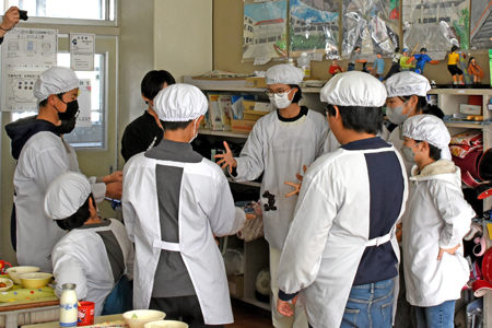 坂小　学校給食07