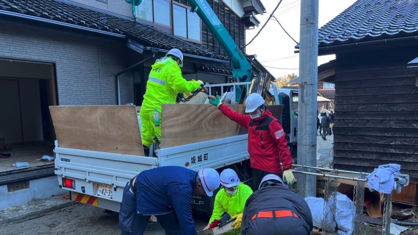 被災家屋の積み込み